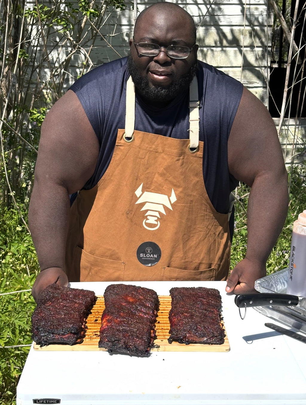 Willie aka The PIt Specialist on TikTok showing off his Peoples Choice Ribs with Sloan Seasonings Roasted Garlic 